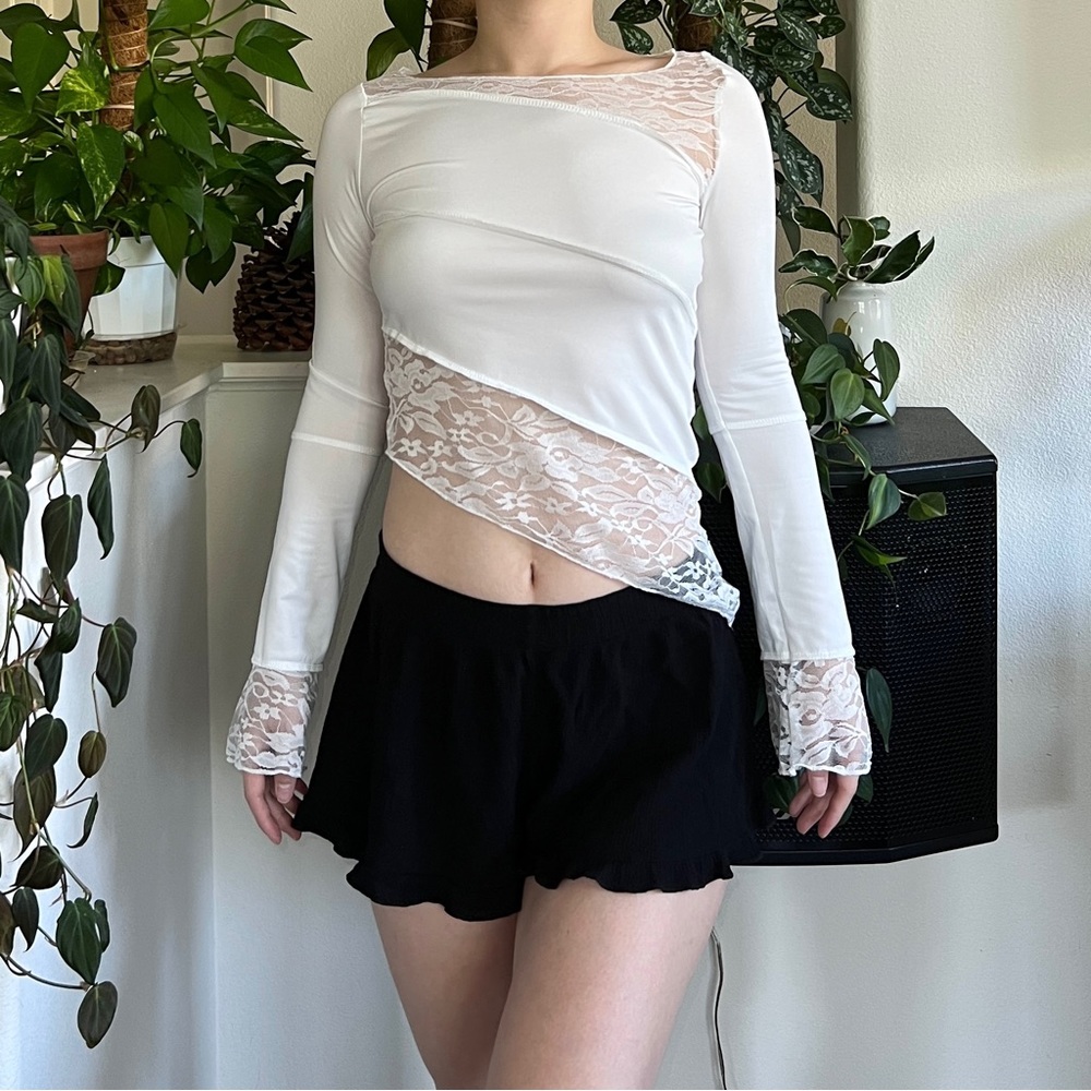 🤍White Lace Asymmetrical Long Sleeve Top🤍